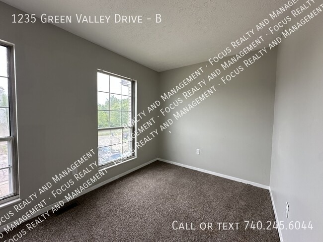 Building Photo - 1235 Green Valley Dr