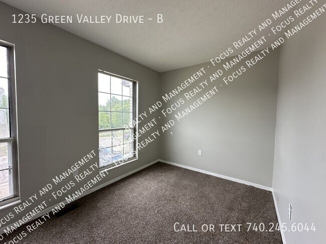 Foto del edificio - 1235 Green Valley Dr