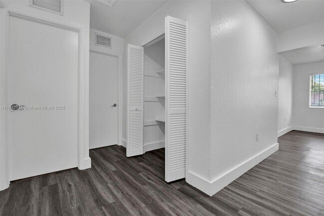 Foto del edificio - 5753 NW 6th Ave