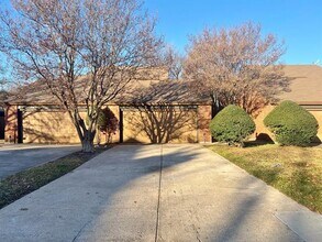 Building Photo - 1611 Brentwood Dr