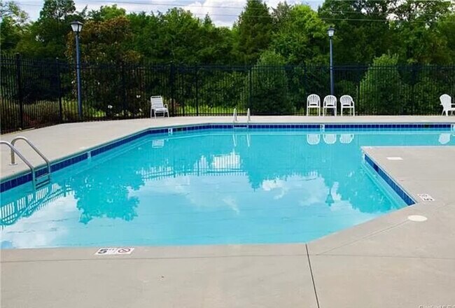 Foto del edificio - 10502 Atkins Ridge Dr