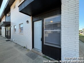 Building Photo - 2802 Lasses Blvd