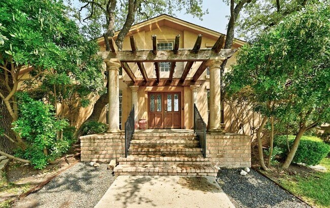 Building Photo - 402 Oak Ridge Dr