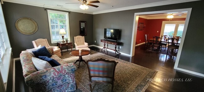 Building Photo - 402 Church St NE