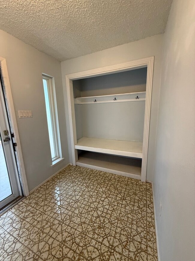Building Photo - 3 Bed 3 Bath spacious home, with extra craft room, Lovely Backyard