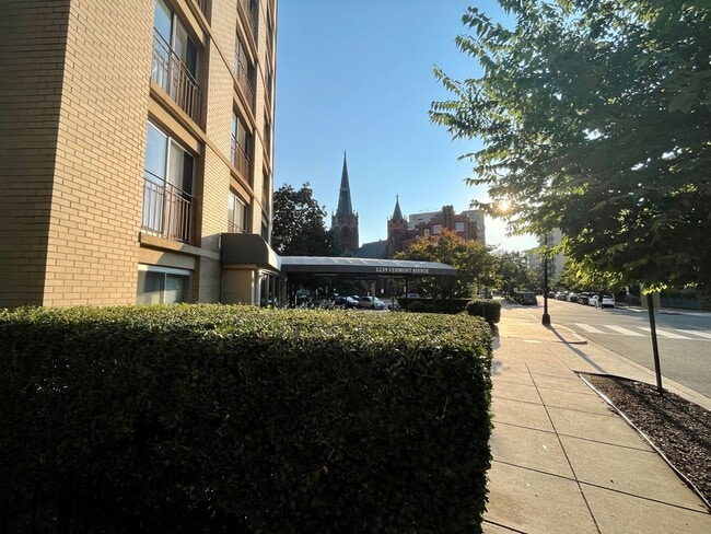 Building Photo - Stunning 1 BR with a Large Den with Closet...