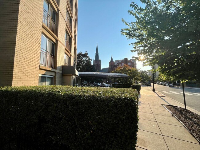 Foto del edificio - Stunning 1 BR with a Large Den with Closet...