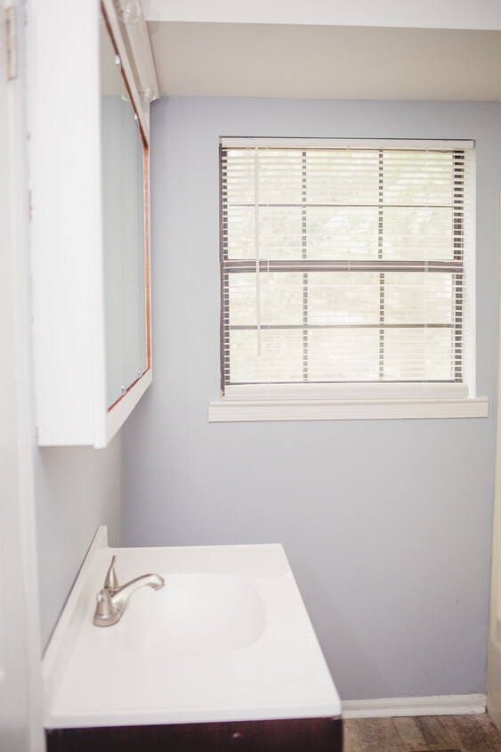 Master En-suite Bathroom - 319 Autumn Ln