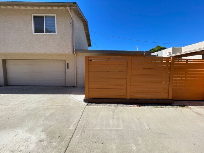 Building Photo - West Ventura 1+1 bedroom unit with a 2 car...