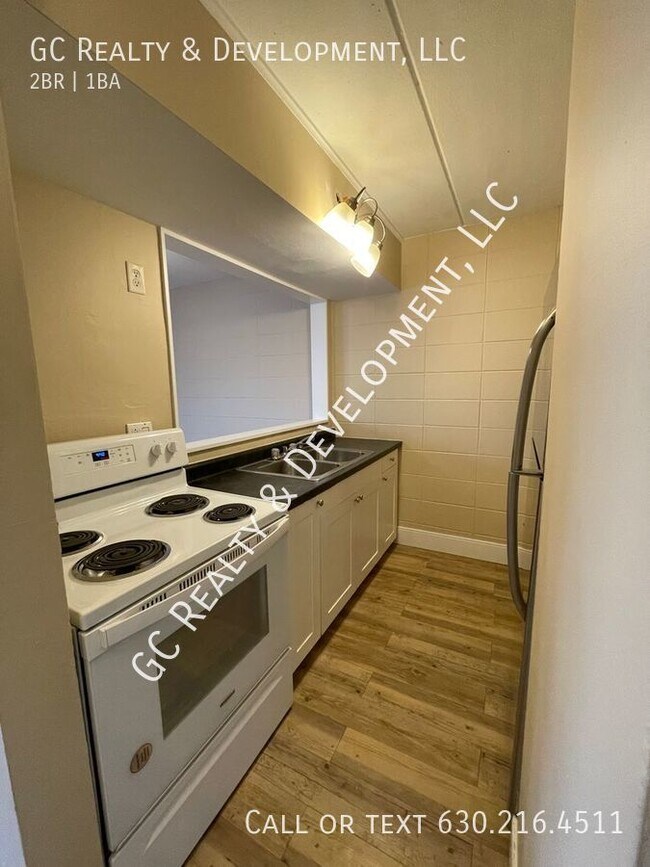 Building Photo - ***CRYSTAL LAKE LOCATION / 2 BDRM / 1ST FL...