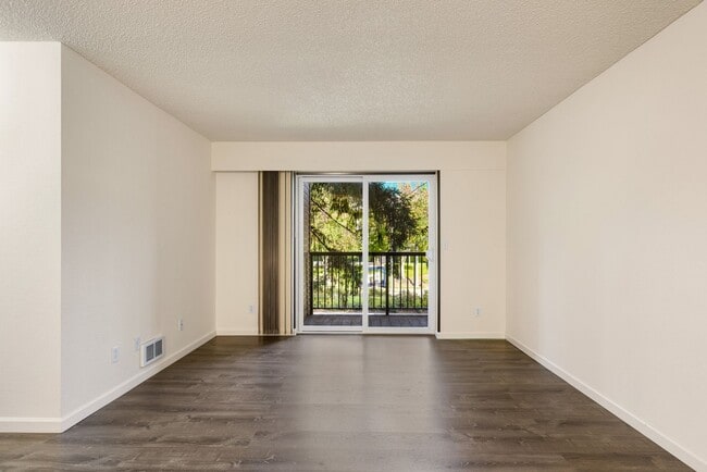 Building Photo - Prime Location: 1-Bedroom Condo in the Hea...