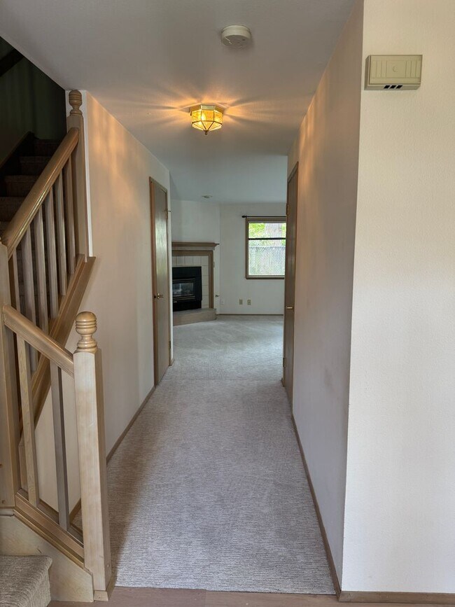 Foto del edificio - Privately placed, end unit townhome, brand...