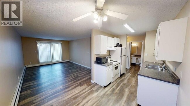 Building Photo - 10028-10105 105 Ave