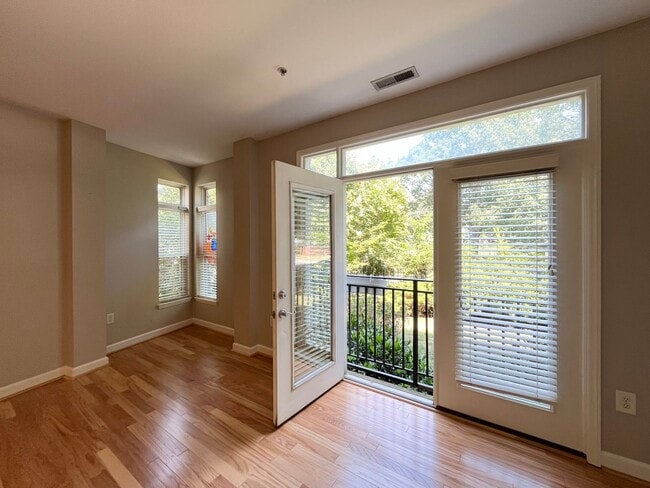 Building Photo - Spacious 2BD, 2BA Condo in a Prime Locatio...