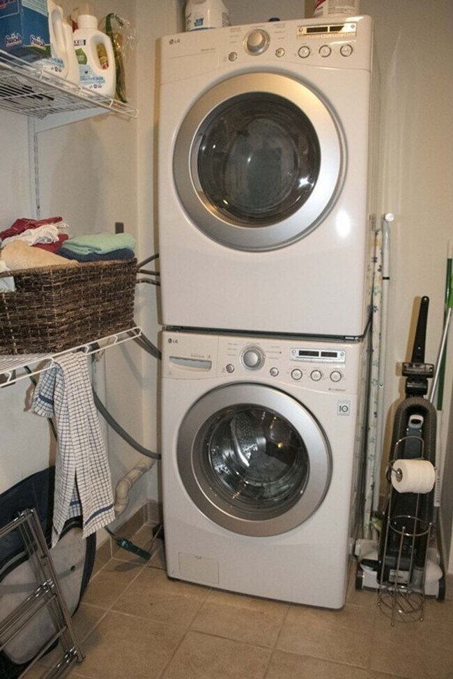 Building Photo - Renovated 3 bed, 2 bath with an office in the heart of Coolidge Corner.