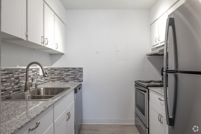 3BR, 1.5BA - 960SF - Sierra Vista