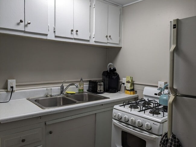 Interior Photo - 2007 College St - Cedar Falls