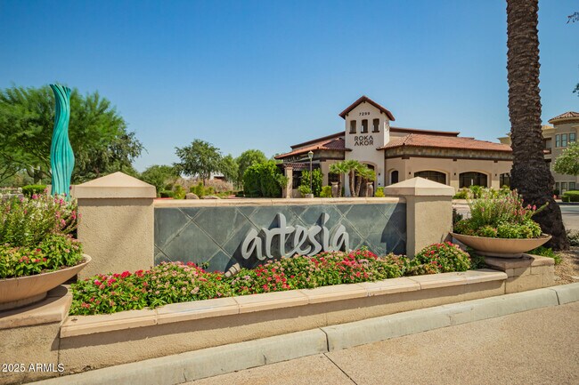 Building Photo - 7297 N Scottsdale Rd