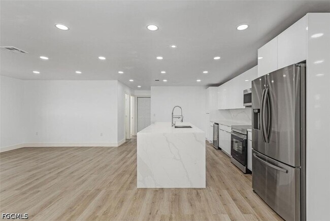 Foto del edificio - 6043 Birnam Wood Ln