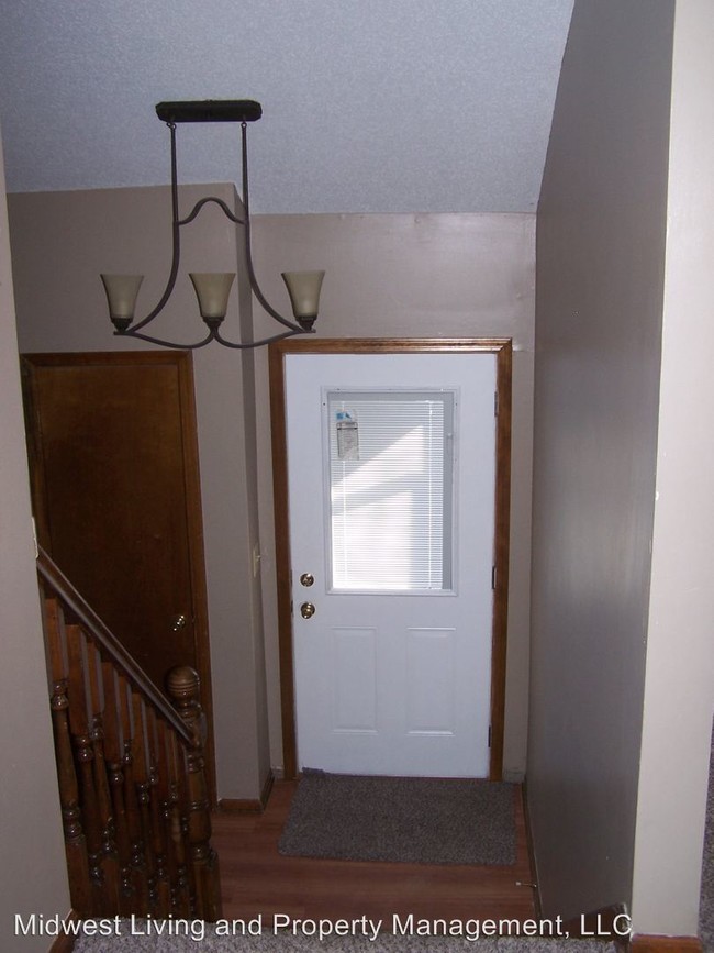 Building Photo - 3 br, 3 bath Apartment - 1120 Ridgeway Dr