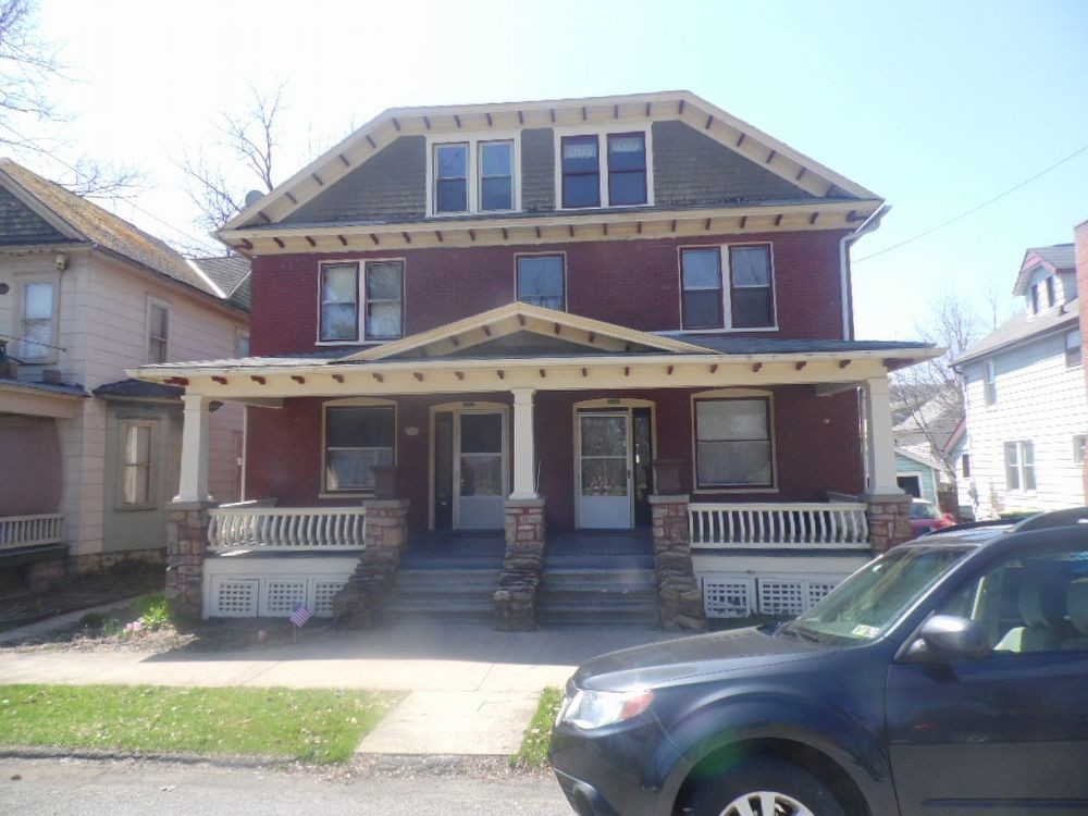 Foto principal - Large 3 Bedroom With Hardwood Floors