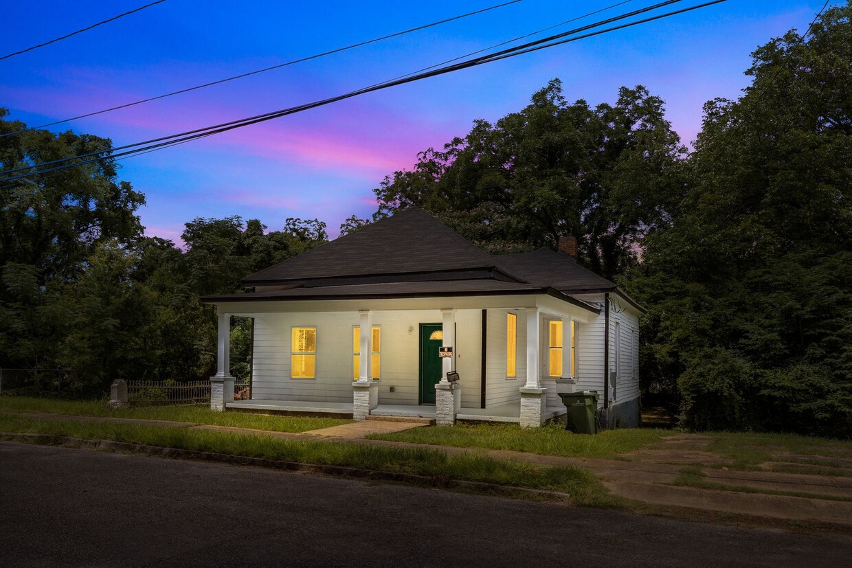 Primary Photo - Charming 4 Bedroom, 2 Bathroom house