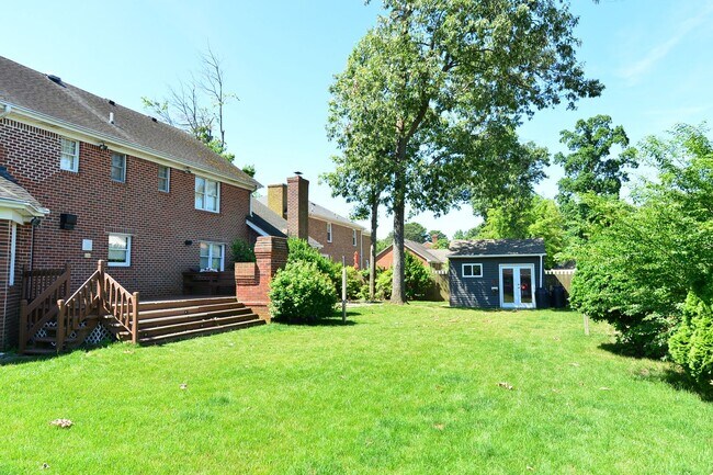Building Photo - Custom Built brick Manor close to airport ...