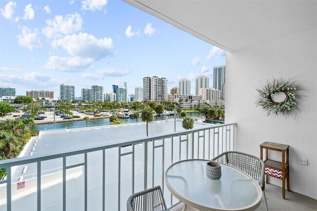 Foto del edificio - 500 Bayview Dr