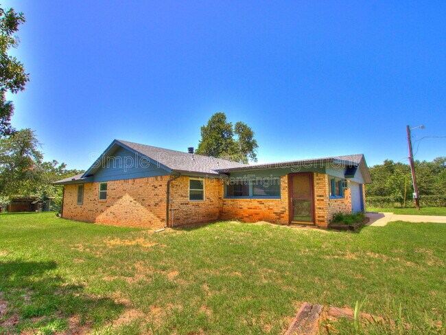 Building Photo - 18916 Dave Dr