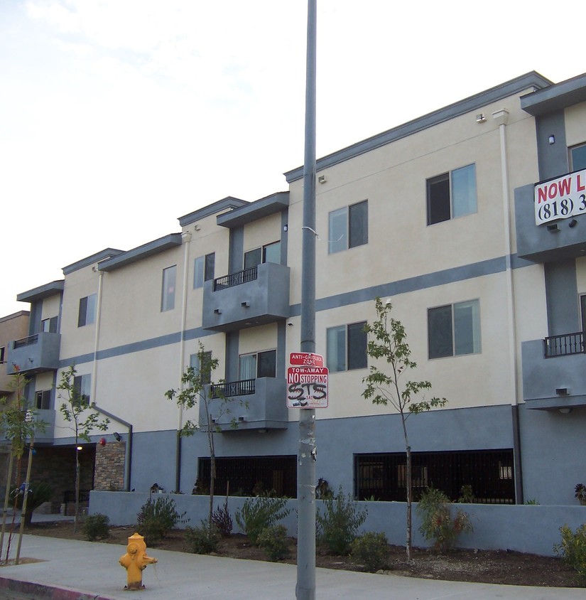 Foto principal - 7355 Balboa Blvd