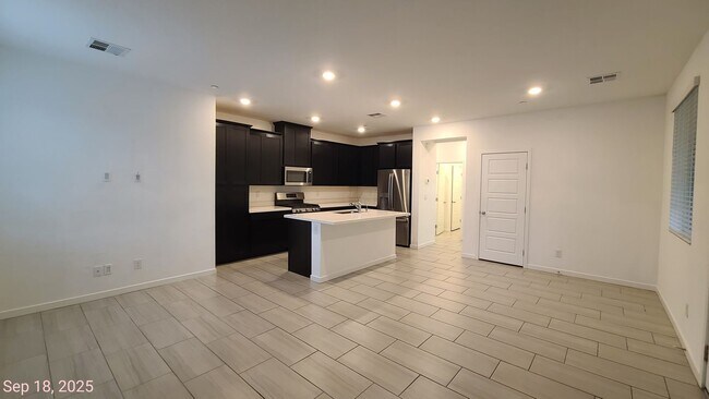 Building Photo - 3 Bedroom 3 Bath Townhouse