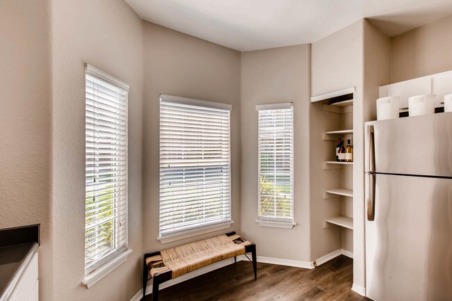 Cocinas diseñadas para combinar funcionalidad y estilo. - Grove at Cherry Creek Park