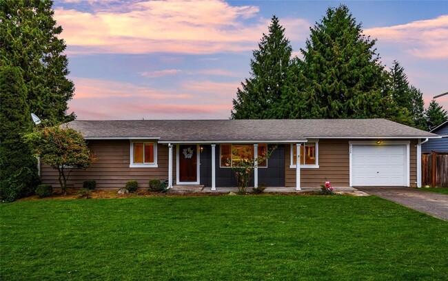 Building Photo - Immaculate rambler on a quiet street in Ev...