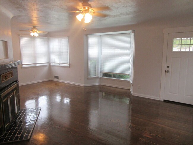 Building Photo - Move-in Bonus!!! Charming 4 bedroom, 2 bath single family home