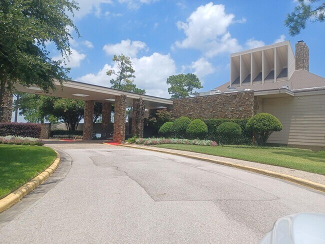Foto del edificio - 12100 Melville Dr