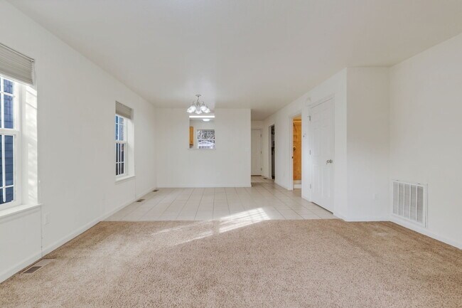 Foto del edificio - 1577 Chase St