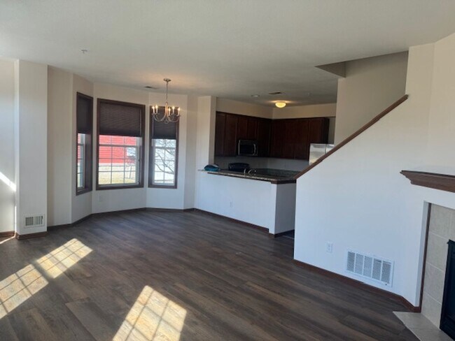 Foto del edificio - Spacious 3Br/2.5Ba TH w/2 CG in Maple Grove!