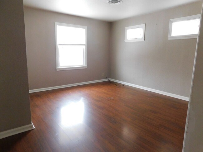 Building Photo - Two Bedroom/One Bathroom Home with Garage