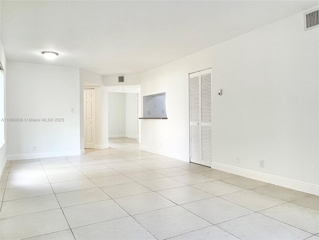 Building Photo - 9420 SW 140th Ct