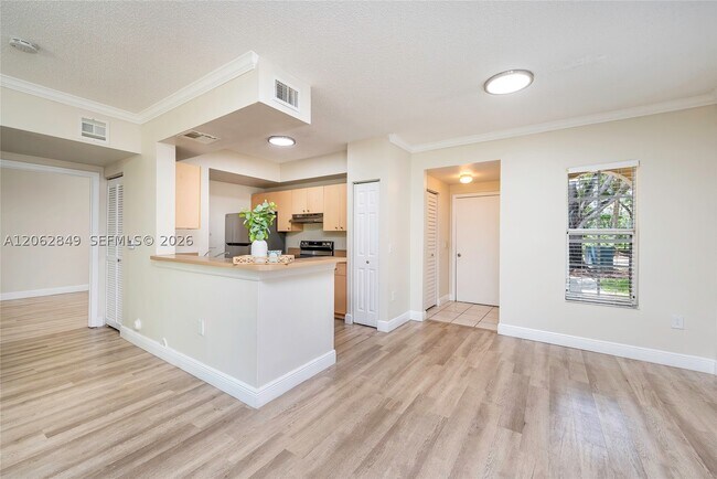 Foto del edificio - 2482 Centergate Dr