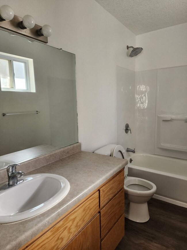 Building Photo - Great 3 Bedroom Located on Elizabeth in Bl...