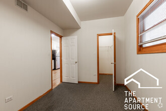 Building Photo - 920 N Paulina St
