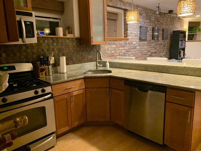 Foto del edificio - 1744 W Augusta Blvd