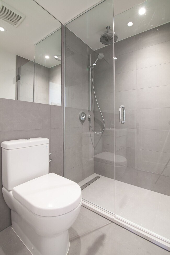 Building Photo - 590 Av. Outremont