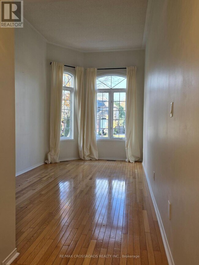 Photo du bâtiment - 1725 Woodgate Trail