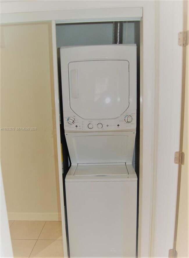 Foto del edificio - 2481 SW 11th St