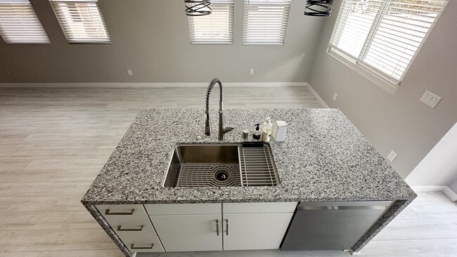 Building Photo - 608 Silver Berry Pl