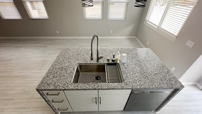 Foto del edificio - 608 Silver Berry Pl