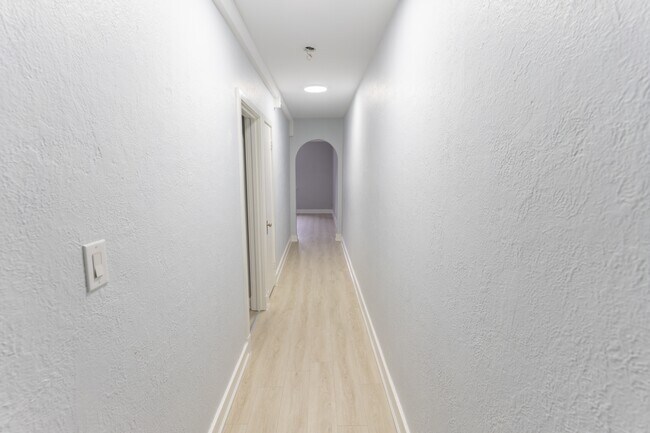 Photo du bâtiment - 8-8 Wellington St W