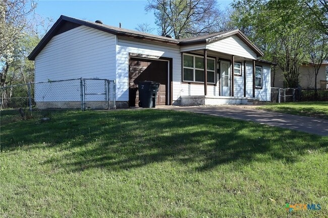 Building Photo - 2701 Hillside Dr